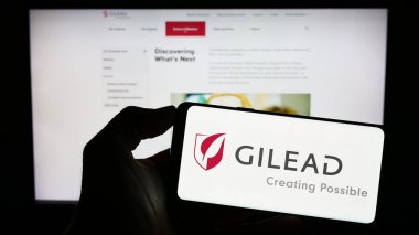 Stuttgart, Almanya - 06-17-2023: ABD 'li biyofarmasötik şirketi Gilead Sciences Inc.' in logosunun bulunduğu cep telefonu web sayfası önünde ekranda. Telefon ekranına odaklan.