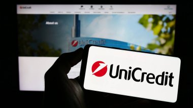 Stuttgart, Almanya - 06-17-2023: İtalyan finans şirketi UniCredit S.p.A. 'nın logosunun bulunduğu cep telefonu web sayfası önünde ekranda. Telefon ekranına odaklan.