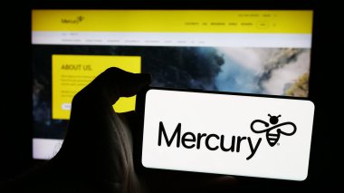 Stuttgart, Almanya - 01-03-2024: Yeni Zelanda enerji şirketi Mercury NZ Limited 'in logosunun bulunduğu cep telefonu sahibi kişi web sayfasının önünde ekranda görülüyor. Telefon ekranına odaklan.