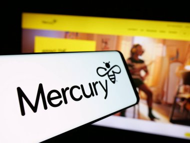 Stuttgart, Almanya - 01-03-2024: Yeni Zelanda enerji şirketi Mercury NZ Limited 'in logosuna sahip akıllı telefon iş dünyasının web sitesi önünde ekranda. Telefon ekranının merkez soluna odaklan.