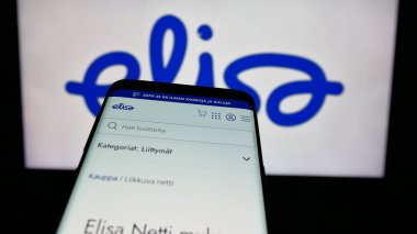 Stuttgart, Almanya - 01-03-2024: Finli telekomünikasyon şirketi Elisa Oyj 'un internet siteli akıllı telefon iş logosu önünde ekranda. Telefon ekranının sol üst kısmına odaklan.