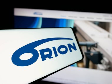 Stuttgart, Almanya - 01-03-2024: İnternet sitesi önünde üzerinde Fin ilaç şirketi Orion Oyj 'un logosu bulunan akıllı telefon. Telefon ekranının merkez soluna odaklan.