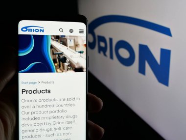 Stuttgart, Almanya - 01-03-2024: Fin ilaç şirketi Orion Oyj 'un internet sayfası olan cep telefonu logosu önünde ekranda. Telefon ekranının merkezine odaklan.