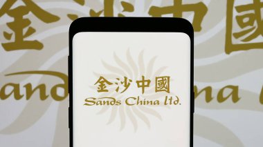 Stuttgart, Almanya - 01-03-2024: Konukseverlik şirketi Sands China Limited 'in logosuna sahip cep telefonu ekranda. Telefon ekranına odaklan.