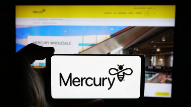 Stuttgart, Almanya - 01-03-2024: Yeni Zelanda enerji şirketi Mercury NZ Limited 'in logosunun bulunduğu cep telefonu sahibi kişi iş sayfasının önünde ekranda görülüyor. Telefon ekranına odaklan.