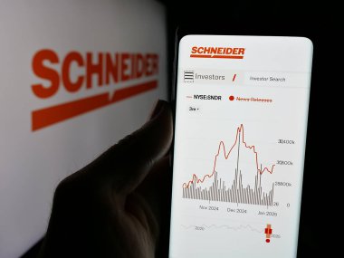 Stuttgart, Almanya - 01-07-2024: ABD 'li lojistik şirketi Schneider National Inc.' in web sayfası olan cep telefonu logosu ekranda. Telefon ekranının merkezine odaklan.