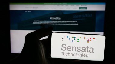 Stuttgart, Almanya - 01-07-2024: ABD 'li sanayi şirketi Sensata Technologies Inc.' nin logosunun bulunduğu cep telefonu web sayfası önünde ekranda. Telefon ekranına odaklan.