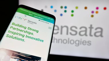 Stuttgart, Almanya - 01-07-2024: ABD 'li sanayi şirketi Sensata Technologies Inc.' nin web sitesi ile birlikte ticari logo önünde ekranda. Telefon ekranının sol üst kısmına odaklan.