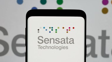 Stuttgart, Almanya - 01-07-2024: Ekranda ABD 'li sanayi şirketi Sensata Technologies Inc.' nin logosunun bulunduğu cep telefonu. Telefon ekranına odaklan.