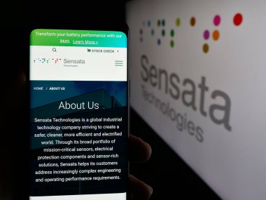 Stuttgart, Almanya - 01-07-2024: ABD 'li endüstri şirketi Sensata Technologies Inc.' nin web sayfası logo önünde ekranda. Telefon ekranının merkezine odaklan.