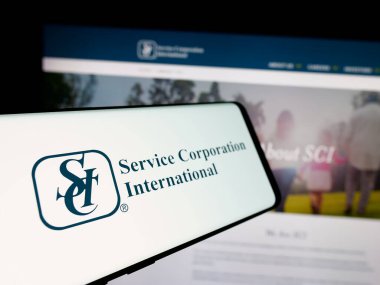 Stuttgart, Almanya - 01-07-2024: İnternet sitesi önünde ekranda ABD 'li cenaze şirketi Service Corporation International' ın logosuna sahip akıllı telefon. Telefon ekranının merkez soluna odaklan.