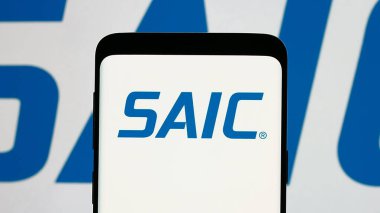 Stuttgart, Almanya - 01-07-2024: Ekranda Bilim Uygulamaları Uluslararası Şirketi (SAIC) logosu bulunan cep telefonu. Telefon ekranına odaklan.