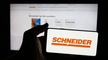 Stuttgart, Almanya - 01-07-2024: Amerikan lojistik şirketi Schneider National Inc. 'in logosunun bulunduğu cep telefonu web sayfası önünde ekranda. Telefon ekranına odaklan.