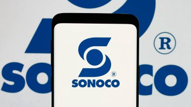 Stuttgart, Almanya - 01-08-2024: Ekranda ABD ambalaj şirketi Sonoco Ürünleri Şirketi logosu bulunan cep telefonu. Telefon ekranına odaklan.