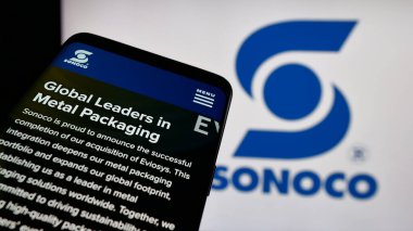 Stuttgart, Almanya - 01-08-2024: ABD ambalaj şirketi Sonoco Products Company 'nin web sitesi olan cep telefonu iş logosu önünde ekranda. Telefon ekranının sol üst kısmına odaklan.