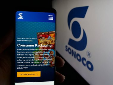 Stuttgart, Almanya - 01-08-2024: ABD ambalaj şirketi Sonoco Ürünleri Şirketi 'nin web sayfası ile akıllı telefon sahibi kişi logolu ekranda. Telefon ekranının merkezine odaklan.