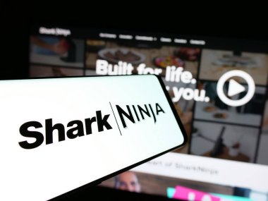 Stuttgart, Almanya - 01-08-2024: Amerikan teknoloji şirketi SharkNinja 'nın logosunun yer aldığı cep telefonu işletme web sitesinin önünde ekranda. Telefon ekranının merkezine odaklan.