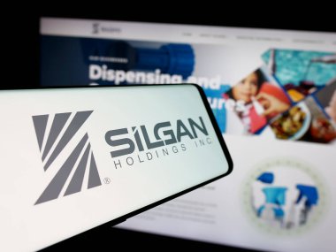 Stuttgart, Almanya - 01-08-2024: İnternet sitesinin önünde ekranda Amerikan ambalaj şirketi Silgan Holding Inc. 'nin logosu olan cep telefonu. Telefon ekranının merkez soluna odaklan.