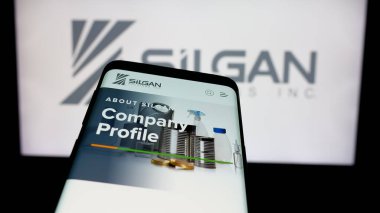 Stuttgart, Almanya - 01-08-2024: ABD 'li ambalaj şirketi Silgan Holding Inc.' nin web sitesi ile birlikte iş logosu önünde cep telefonu. Telefon ekranının sol üst kısmına odaklan.