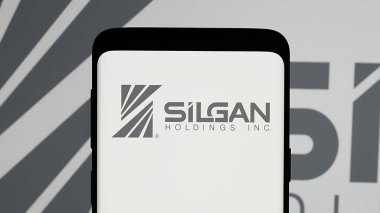 Stuttgart, Almanya - 01-08-2024: Ekranda ABD 'li ambalaj şirketi Silgan Holding Inc.' nin logosunun bulunduğu cep telefonu. Telefon ekranına odaklan.