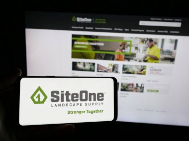 Stuttgart, Almanya - 01-08-2024: ABD 'li toptan satış şirketi SiteOne Manzara Tedarik Şirketi' nin logosunu taşıyan kişi web sitesinin önünde ekranda. Telefon ekranına odaklan.