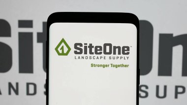 Stuttgart, Almanya - 01-08-2024: ABD 'li toptan satış şirketi SiteOne Manzarası Tedarik Şirketi' nin logosu ekranda. Telefon ekranına odaklan.