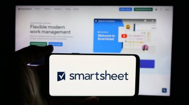 Stuttgart, Almanya - 01-08-2024: ABD 'li işbirliği yazılım şirketi Smartsheet Inc.' in logosunun bulunduğu cep telefonu web sayfası önünde ekranda. Telefon ekranına odaklan.