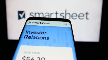 Stuttgart, Almanya - 01-08-2024: ABD 'li işbirlikçi yazılım şirketi Smartsheet Inc.' nin web sitesiyle birlikte cep telefonu logonun önünde ekranda. Telefon ekranının merkezine odaklan.