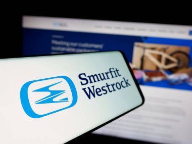 Stuttgart, Almanya - 01-08-2024: Ticari web sitesi önünde ekranda Şirin Westrock plâk ambalajlı cep telefonu. Telefon ekranının merkez soluna odaklan.