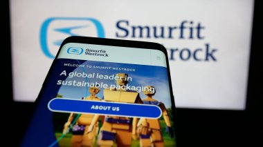 Stuttgart, Almanya - 01-08-2024: Şirin Westrock plc ambalaj şirketinin web siteli akıllı telefon iş logosu önünde ekranda. Telefon ekranının sol üst kısmına odaklan.