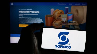 Stuttgart, Almanya - 01-08-2024: ABD ambalaj şirketi Sonoco Products Company 'nin logosunun bulunduğu cep telefonu web sayfası önünde ekranda. Telefon ekranına odaklan.