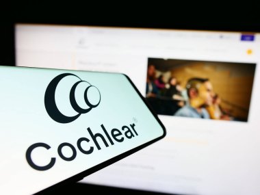 Stuttgart, Almanya - 04-02-2023: Tıbbi teknoloji şirketi Cochlear Limited 'in logosuna sahip akıllı telefon web sitesinin önünde ekranda. Telefon ekranının merkez sağına odaklan.