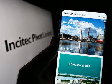 Stuttgart, Almanya - 04-02-2023: Avustralyalı Incitec Pivot Ltd. şirketinin web sayfası logo önünde ekranda. Telefon ekranının merkezine odaklan.