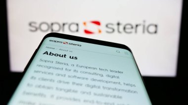 Stuttgart, Almanya - 04-02-2023: Fransız şirketi Sopra Steria Group SA 'nın web sitesi ile birlikte ticari logonun önünde ekranda. Telefon ekranının sol üst kısmına odaklan.