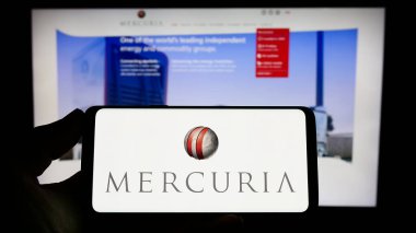 Stuttgart, Almanya - 04-02-2023: Meta ticareti şirketi Mercuria Energy Group 'un logosuna sahip akıllı telefon sahibi kişi web sitesinin önünde ekranda. Telefon ekranına odaklan.