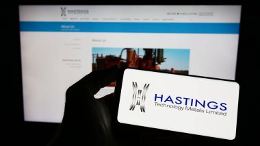 Stuttgart, Almanya - 04-02-2023: Hastings Technology Metals Ltd. şirketinin logosuna sahip kişi web sitesinin önünde ekranda. Telefon ekranına odaklan.
