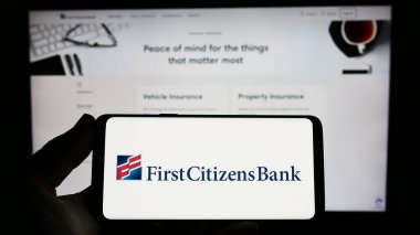 Stuttgart, Almanya - 04-02-2023: ABD 'li finans şirketi First Citizens Bank' ın logosunu taşıyan kişi web sitesinin önünde ekranda. Telefon ekranına odaklan.