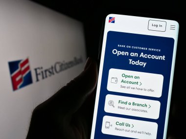 Stuttgart, Almanya - 04-02-2023: ABD 'li finans şirketi First Citizens Bank' ın web sitesi olan kişi logo önünde ekranda. Telefon ekranının merkezine odaklan.