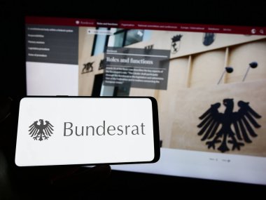 Stuttgart, Almanya - 04-02-2023: Alman yasama organı Bundesrat 'ın mührünü taşıyan cep telefonu web sayfası önünde ekranda. Telefon ekranına odaklan.
