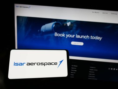 Stuttgart, Almanya - 04-02-2023: Web sitesi önünde ekranda Isar Aerospace Technologies GmbH şirketinin logosuna sahip akıllı telefonu tutan kişi. Telefon ekranına odaklan.
