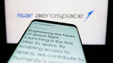 Stuttgart, Almanya - 04-02-2023: İş logosu önünde ekranda Isar Aerospace Technologies GmbH şirketinin web sitesiyle cep telefonu. Telefon ekranının sol üst kısmına odaklan.