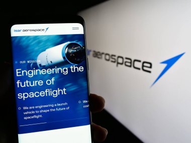 Stuttgart, Almanya - 04-02-2023: Logo önünde ekranda Isar Aerospace Technologies GmbH şirketinin web sayfasını tutan kişi. Telefon ekranının merkezine odaklan.