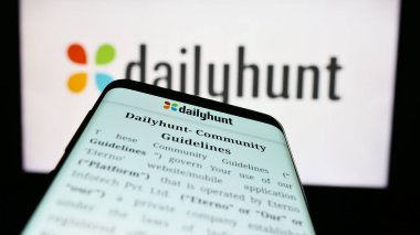 Stuttgart, Almanya - 04-02-2023: Hint haber toplama platformu Dailyhunt 'un web sitesi logonun önünde. Telefon ekranının sol üst kısmına odaklan.
