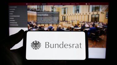 Stuttgart, Almanya - 04-02-2023: Alman yasama organı Bundesrat 'ın mührünü taşıyan kişi web sitesi önünde ekranda. Telefon ekranına odaklan.
