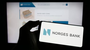 Stuttgart, Almanya - 04-02-2023: Norveç merkez bankası Norges Bank 'ın logosunun bulunduğu cep telefonu web sayfası önünde ekranda. Telefon ekranına odaklan.