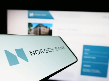 Stuttgart, Almanya - 04-02-2023: Web sitesinin önünde Norges Bank 'ın logosuna sahip akıllı telefon. Telefon ekranının merkez soluna odaklan.
