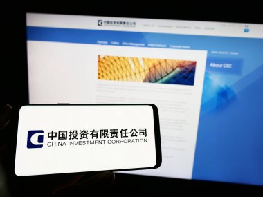 Stuttgart, Almanya - 04-02-2023: Çin Yatırım Şirketi 'nin (CIC) logosunun bulunduğu cep telefonu web sayfası önünde ekranda. Telefon ekranına odaklan.