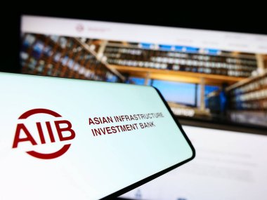 Stuttgart, Almanya - 04-02-2023: Web sitesinin önünde Asya Altyapı Yatırım Bankası (AIIB) logosu bulunan akıllı telefon. Telefon ekranının merkez soluna odaklan.