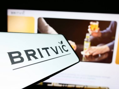 Stuttgart, Almanya - 04-02-2023: İngiliz meşrubat şirketi Britvic plc 'in logosuna sahip akıllı telefon iş dünyasının web sitesinin önünde ekranda. Telefon ekranının merkez soluna odaklan.