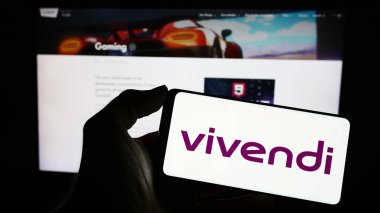 Stuttgart, Almanya - 04-04-2023: Fransız kitle iletişim kuruluşu Vivendi SE 'nin logosuna sahip kişi web sitesinin önünde ekranda. Telefon ekranına odaklan.